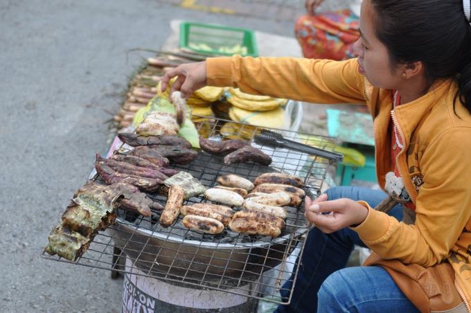 Chuối nướng Ở Luang Prabang, chuối nướng cũng được bán rất nhiều và thường bỏ trong túi. Chuối ở Lào nhỏ và ngọt, nhưng thay vì ăn trực tiếp, người dân nơi đây lại đặc biệt thích chế biến chúng thành món ăn nóng. Chuối nướng có thể ăn vào buổi sáng hoặc làm đồ ăn vặt giữa buổi.