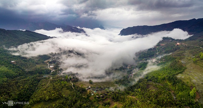 Nép mình bên dãy Nhìu Cồ San hùng vĩ, xã Y Tý nằm ở độ cao hơn 2.000 m, thuộc huyện Bát Xát, tỉnh Lào Cai. Đây là điểm săn mây lý tưởng thu hút du khách và các nhiếp ảnh gia tới ngắm cảnh, chụp hình.