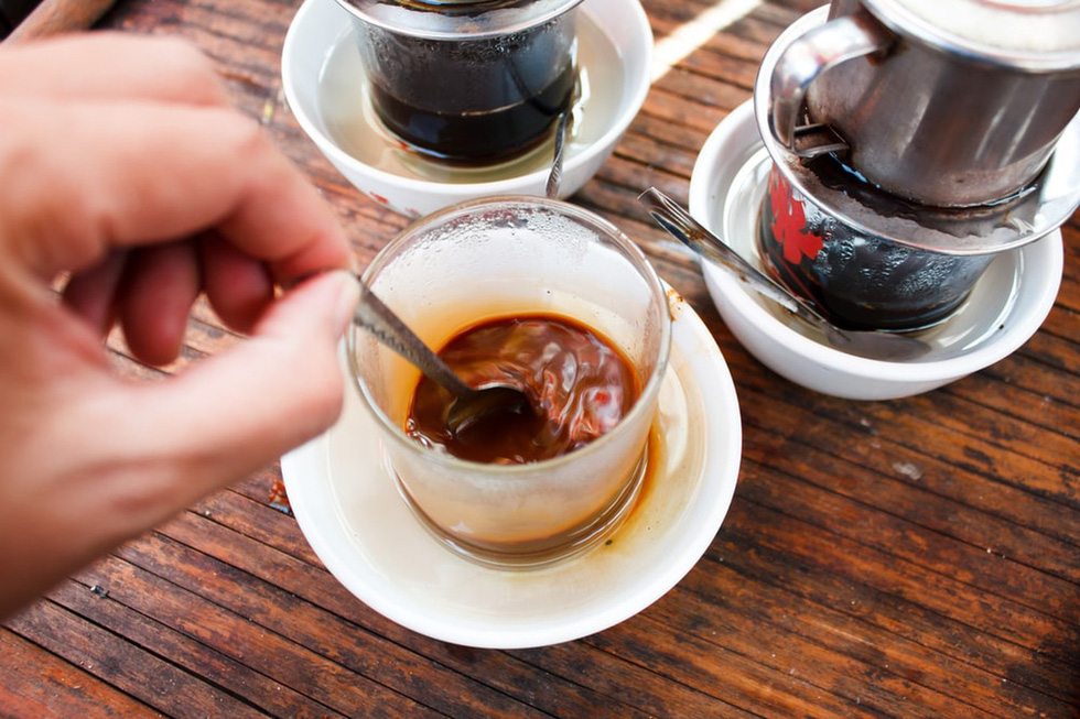 Uống cà phê ở Đà Lạt: Là một trong những quốc gia sản xuất cà phê nhiều nhất thế giới, chẳng có lý nào đến Đà Lạt mà bạn lại không uống thử cà phê. Khu vực cao nguyên này có vô số đồn điền, đem đến những cốc cà phê đậm đà, quyến rũ.