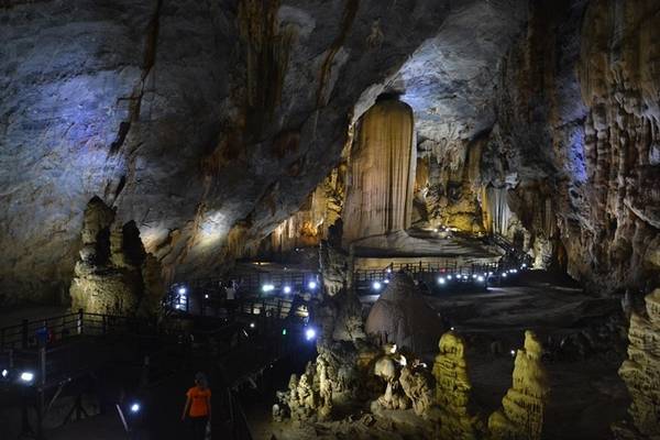 Động Thiên Đường, nơi được ví như hoàng cung dưới lòng đất là nơi không thể bỏ qua. Nhiệt độ trong hang khoảng 20 - 21 độ C, khiến không gian trở nên mát lạnh, xoa dịu sự oi bức và mệt mỏi của hành trình 60 km từ thành phố Đồng Hới đến đây. Giá vé tham quan là 250.000 đồng. Du khách ưa khám phá có thể tiếp tục trekking 7 km vào sâu các hang động. Hành trình trải qua nhiều địa hình, chèo thuyền kayak qua sông ngầm, leo qua những phiến đá lớn. Tour khám phá Thiên Đường trong 2 ngày 1 đêm có giá 4 triệu đồng, nếu chỉ đi trong ngày, giá là 2 triệu đồng.