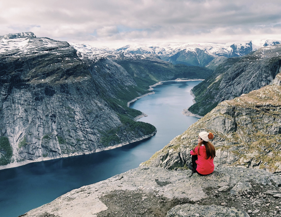 Khung cảnh đẹp như tranh vẽ trên đỉnh Trolltunga rất xứng đáng với nỗ lực của bạn - Ảnh: ANH CHIÊU