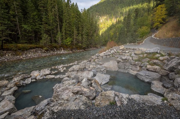 Hồ nước nóng Lussier, British Columbia, Canada: Nằm trong khu vực hoang dã của công viên hồ Whiteswan là 3 hồ nước nóng tự nhiên tuyệt đẹp, được bao quanh bởi những tảng đá. Thả mình trong dòng nước ấm 44°C ở đây, du khách có thể ngắm nhìn sông Lussier, các thung lũng xung quanh cùng nhiều loài động vật hoang dã như đại bàng, hươu hay gấu. Thời điểm lý tưởng nhất để ghé thăm nơi đây là vào mùa hè, khi những con đường không có tuyết rơi. Ảnh: ChaseClausen/Shutterstock.