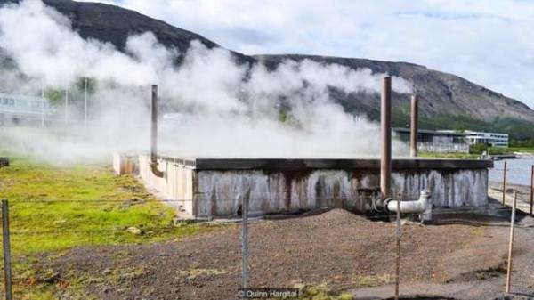 Người Iceland đã dùng các suối nước nóng vào rất nhiều việc khác nhau, điển hình là nấu ăn và giặt giũ. Nhưng theo thời gian, nguồn năng lượng này được sử dụng với nhiều tác dụng hiện đại hơn. Theo Cơ quan năng lượng quốc gia Iceland, năng lượng địa nhiệt chiếm 66% mức sử dụng năng lượng sơ cấp của đất nước, và tạo ra 25% sản lượng điện cả nước. Hầu như các hồ bơi, nhà kính của Iceland đều dùng làm nóng từ năng lượng địa nhiệt. Thay vì bỏ phí thì người dân đã xây các thị trấn, thành phố nằm cạnh đó để tận dụng năng lượng.