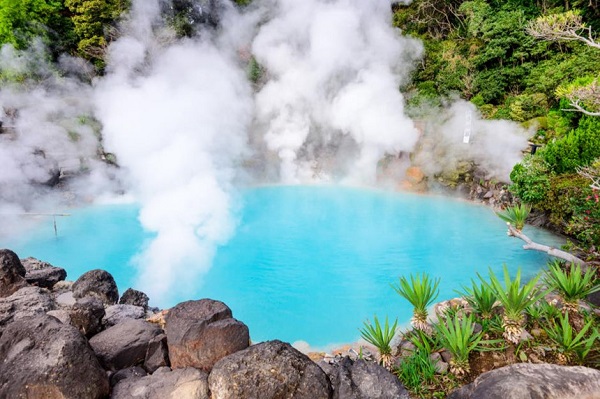 Beppu, Nhật Bản: Được mệnh danh là thủ phủ suối nước nóng của Nhật Bản, Beppu có khoảng 2.500 onsen ở khắp nơi gồm hồ bơi nước nóng, phòng tắm hơi và bể bùn. Ngoài ra, nơi đây còn có dịch vụ tắm cát, nơi du khách được ẩn mình trong lớp cát ấm, màu đen được lấy từ núi lửa. Thời gian lý tưởng nhất để ghé thăm nơi đây là từ tháng 5 đến tháng 10. Ảnh: SeanPavone/Shutterstock.