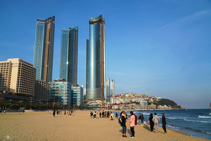 Bãi biển Haeundae Haeundae nổi tiếng với bãi cát rộng, mịn dài 12 km. Đến đây vào dịp hè, du khách có cơ hội tham gia vào lễ hội cát của người địa phương, với nhiều hoạt động sôi nổi như lướt sóng, bóng chuyền, đấu vật…