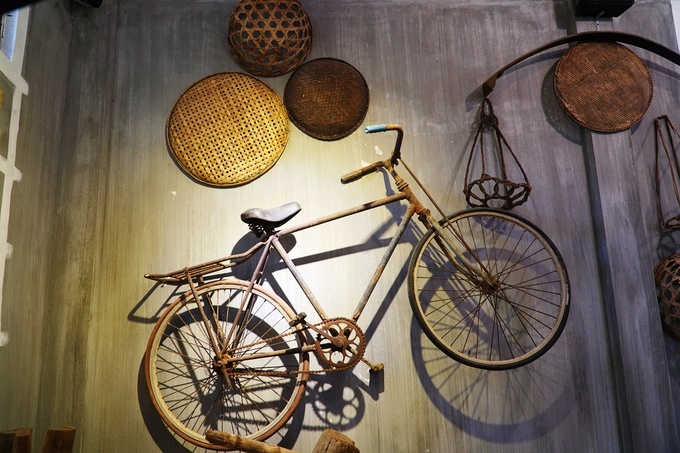 Ngoài không gian hoài niệm Sài Gòn, chủ quán còn thiết kế tiểu cảnh gợi nhớ hình ảnh quen thuộc của Quảng Ngãi, với chiếc xe đạp cũ, các nông cụ, bàn ủi con gà, niêu nấu nước...