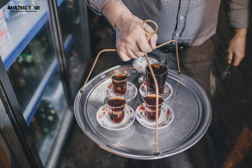 Phục vụ trà trong chợ Grand Bazaar ở Istanbul. Trà đen, trà táo, trà lựu, trà hoa hồng... là những món đồ uống rất được yêu thích tại quốc gia này, cũng là quà lưu niệm giá cả phải chăng dành cho du khách - Ảnh: BẢO KHÁNH