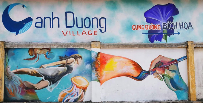 Làng Cảnh Dương nằm gần quốc lộ 1A thuộc huyện Quảng Trạch, tỉnh Quảng Bình. Nơi đây nổi tiếng với khoảng 50 bức bích họa màu sắc kéo dài từ đình thờ Tổ đến hết đường ven biển. Ảnh: QuangBinh Channel.
