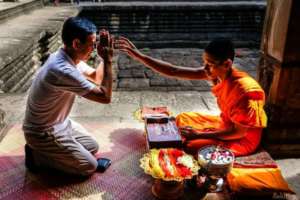 Một nghi lễ trong đền Angkor Wat - nghi lễ buộc chỉ cổ tay để xin may mắn, sức khỏe. Chỉ đỏ tượng trưng cho sự may mắn, chỉ vàng tượng trưng cho sức khoẻ.