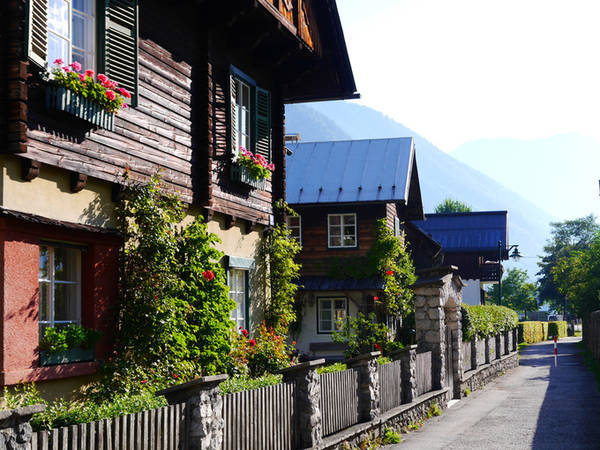 Tản bộ khắp trong làng, mọi góc nhỏ của Hallstatt đều có thể trở thành một dấu ấn in sâu vào trái tim của bạn.
