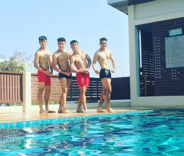 Chàng thủ môn rắn rỏi của đội tuyển U23 Việt Nam cùng đồng đội ở hồ bơi tại khách sạn Alvarez Hotel ở Buriram, Thái Lan.