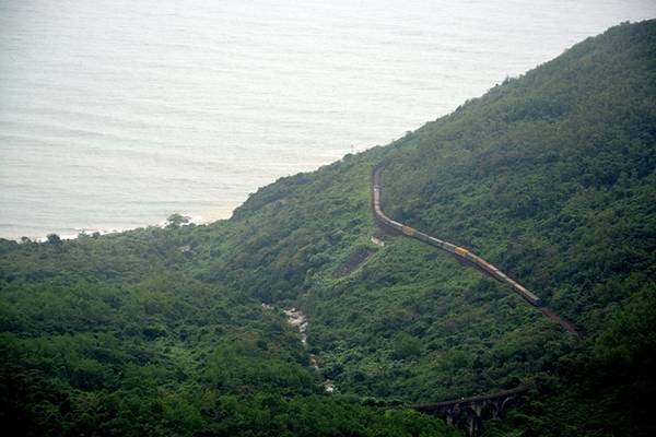 Tàu chạy qua đèo Hải Vân là một trải nghiệm rất thú vị trong hành trình. Từ cửa sổ tàu bạn có thể ngắm cảnh đẹp của vịnh Lăng Cô, sau đó là vùng biển giáp ranh Huế và Đà Nẵng.