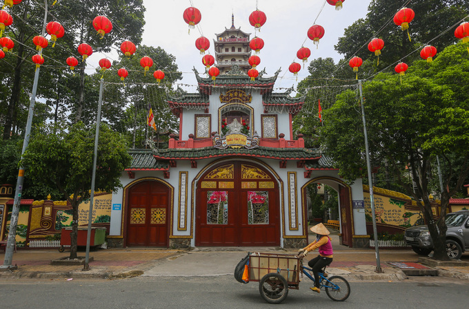 Chùa Pháp Vân (đường Lê Thúc Hoạch, quận Tân Phú) được xây dựng năm 1965, do Thiền sư Thích Nhất Hạnh khởi xướng. Ban đầu chùa chỉ là một ngôi thiền đường nhỏ, thuộc Viện Đại Học Vạn Hạnh, là nơi dành cho sinh viên thiền tập. Ngày nay, chùa được xây dựng khang trang sau những lần trùng tu. Cổng tam quan chùa đồ sộ với 3 tầng mái, lợp ngói âm dương.