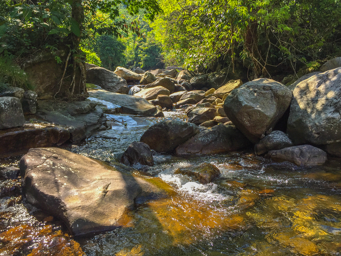 Con suối lớn nhất trong hành trình chinh phục đỉnh núi, nằm ở giữa hành trình. Các nhóm trekking thường dành 2-3 ngày để leo núi và thường gặp dòng suối này sau khoảng 8 tiếng từ lúc khởi hành.