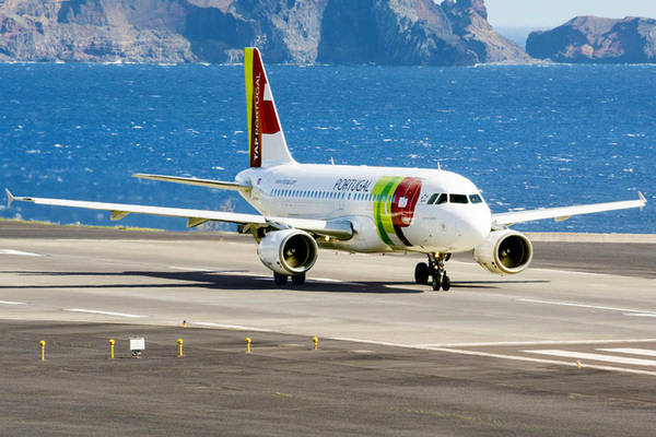 Sân bay Madeira nằm giữa Đại Tây Dương và những ngọn núi cao vút. Ảnh: Alberto Loyo/Shutterstock