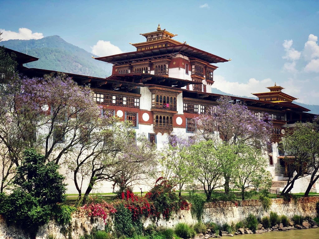 Ẩn mình trong các rặng núi với địa hình hiểm trở, khó tiếp cận, Bhutan còn thu hút sự tò mò của du khách khi sân bay quốc tế duy nhất của quốc gia này là một trong những sân bay nguy hiểm nhất thế giới, chỉ có 8 phi công kỳ cựu được phép hạ, cất cánh.