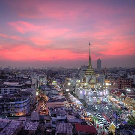 Chùa Phật Vàng lung linh khi thành phố lên đèn. Ảnh: michaelfara