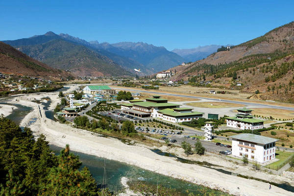 Sân bay Paro của Bhutan nằm trong một thung lũng nhỏ. Ảnh: Doug Knuth via WIkimedia Commons