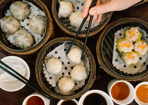 Không chỉ dimsum, Hong Kong còn nhiều món ăn đường phố khác như mì tỏi, chả cá... Ảnh: Culture Trip.