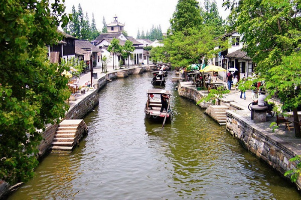 Chu Gia Giác là một trong những thủy trấn được bảo tồn tốt nhất tại Thanh Phố ở Thượng Hải. Trấn này được tạo lập từ cách đây 1.700 năm, và ở vào thời hoàng kim, nơi này là vựa gạo của Thượng Hải.