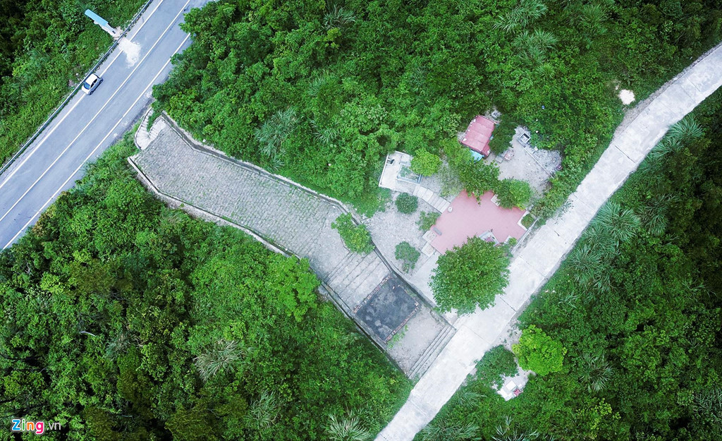 Trên đỉnh đèo Ngang hiện còn “Cổng trời” di tích của cửa ải Hoành Sơn Quan bằng gạch đá được xây vào năm 1833, thời vua Minh Mạng để kiểm soát việc qua đèo.