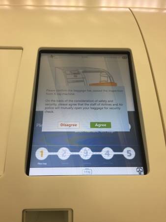 Cho hành lý vào khoang trống, scan mã QR trên vé máy bay vào máy scan ngay bên cạnh khoang gửi hành lý. Bạn phải hoàn thành 5 bước để hoàn tất việc gửi hành lý, sau mỗi bước màn hình sẽ hiện thông tin xác nhận, cần ấn nút “đồng ý” (agree) để thực hiện các bước tiếp theo.