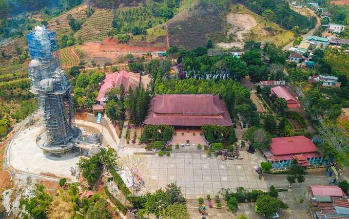 Chùa Linh Ẩn (thị trấn Nam Ban, huyện Lâm Hà, Lâm Đồng) cách trung tâm Đà Lạt 30 km, được ví như "Thiền viện Trúc Lâm" thứ hai của thành phố ngàn thông. Chùa nằm ở độ cao hơn 1.000 m so với mực nước biển, được xây dựng năm 1993 trên khu đất rộng 4 ha giữa vùng núi rừng cao nguyên. Ban đầu, chùa chỉ là ngôi tự nhỏ thờ đức Phật.
