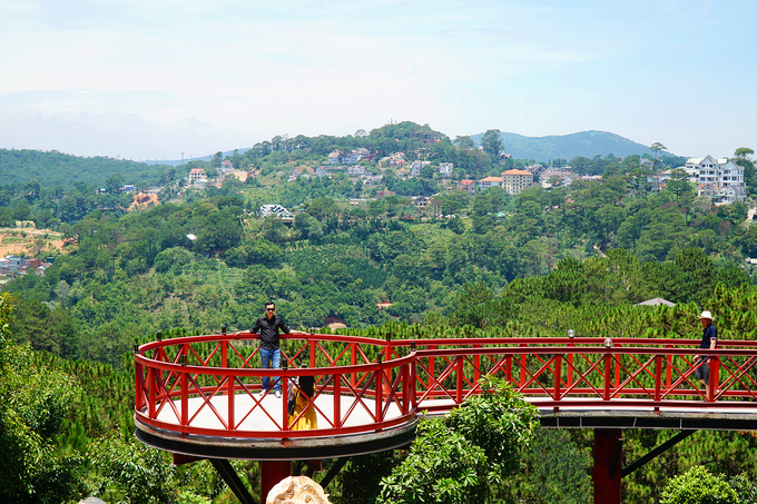 Đà Lạt View Quán trên đường Khe Sanh, ở lưng chừng đèo Mimoza nổi tiếng. Bao quanh quán là núi rừng bao la. Nhờ có nhiều tiểu cảnh như chiếc cầu màu đỏ nối dài ra giữa rừng hay cổng trời, địa chỉ này được lòng nhiều du khách, đặc biệt là các bạn trẻ thích chụp ảnh. Đây cũng là nơi đón nhiều cặp đôi chụp ảnh cưới. Ảnh: Di Vỹ.