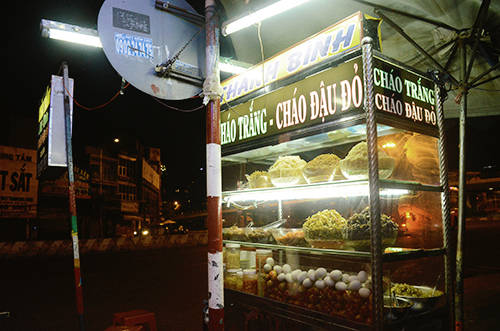 Góc ăn đêm bình dị trong đêm khuya ở Sài Gòn. Ảnh: Phong Vinh.