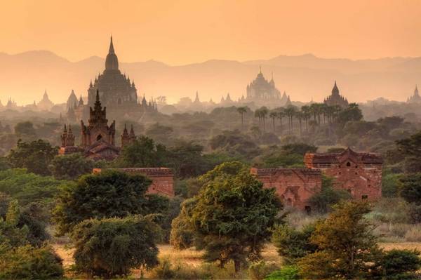 Bagan, Myanmar Ở thành phố cổ Bagan, du khách có thể khám phá hàng nghìn ngôi đền, tu viện Phật giáo. Nơi đây có hơn 10.000 công trình tôn giáo và ngày nay còn lại khoảng 2.200 công trình. Nhờ đó, phong cảnh Bagan khi nào cũng huyền bí và mang nét đẹp không giống nơi nào trên trái đất.