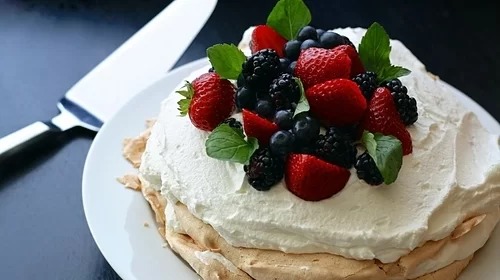 Pavlova là loại bánh tráng miệng với vỏ ngọt từ lòng trắng trứng, bên trên phủ kem và trái cây tươi. Món này được mệnh danh là tinh túy ẩm thực của Australia, nổi bật với vỏ trứng giòn và lớp kem chanh. Ảnh: Pixabay.
