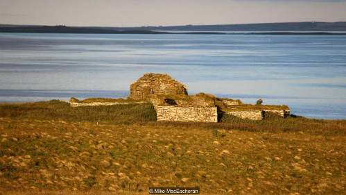 Tu viện đổ nát của Eynhallow có thể là tu viện chính của cả quần đảo Orkney. Ảnh: Mike McEacheran.