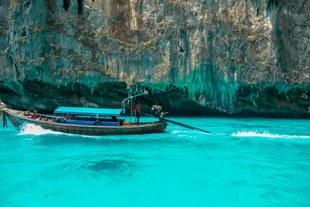 Nếu đang lên kế hoạch cho chuyến du lịch nước ngoài lần đầu tiên, bạn nên ưu tiên một số địa điểm dễ đi ở Thái Lan như Bangkok, Krabi... Trong đó, đảo Koh Phi Phi (Krabi) là điểm du lịch biển thu hút nhiều du khách Việt ghé thăm, bởi lộ trình dễ thực hiện, chi phí không quá cao, phù hợp nhiều đối tượng du khách.