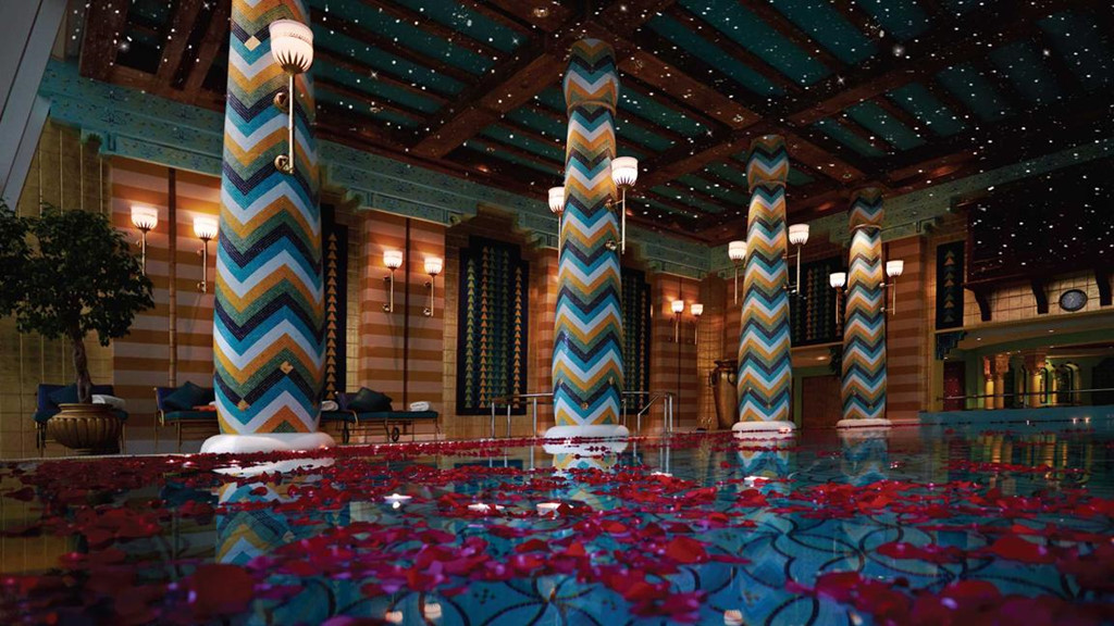 Nếu thuộc tuýp người lãng mạn, bạn có thể đặt trước "Bể bơi Ánh trăng" (Romantic Moonlight Swim). Tại đây, hồ bơi dành cho 2 người được bao phủ bởi những cánh hoa hồng. Bạn sẽ có một đêm riêng tư để ngắm trăng, chiêm ngưỡng vịnh Ba Tư và thưởng thức rượu champagne. Ảnh: Jumeirah.