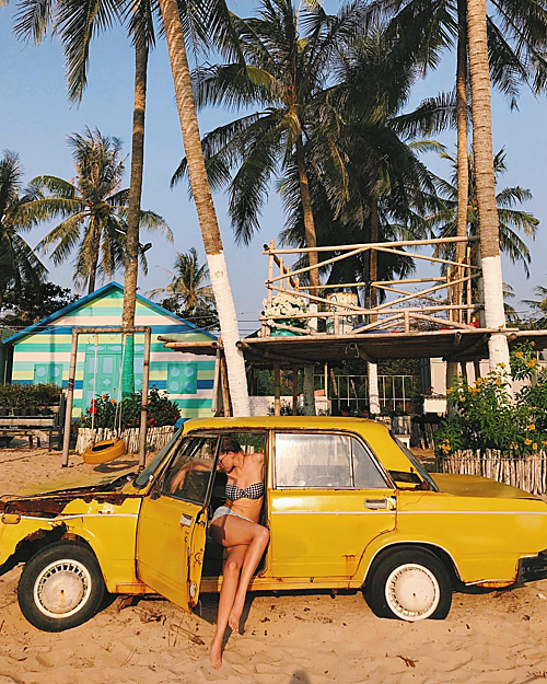 Một số góc khác ở Sunset Sanato Beach cũng rất được "sủng ái" như chiếc ôtô màu vàng cũ rích trên bãi cát trắng mịn. Người xem sẽ phân vân không biết bạn đang ở bãi biển nào đó vùng Caribbean chứ khó tin là ở ngay tại Việt Nam. Ảnh: shevelinayulia