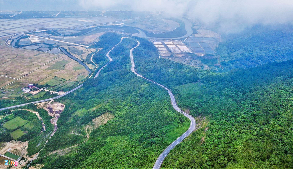 Quốc lộ 1 uốn lượn quanh đèo Ngang với chiều dài khoảng 6 km kéo qua các triền núi dẫn vào di tích gần trùng khớp với ranh giới hai tỉnh Hà Tĩnh và Quảng Bình.