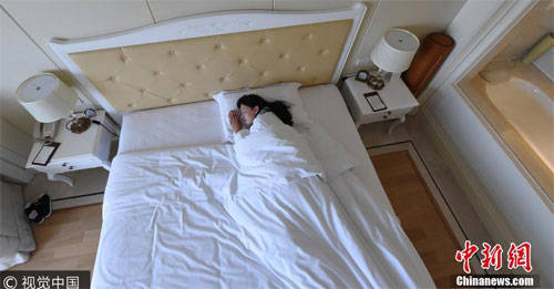 Nghề ngủ thuê giúp Sa Sa có cơ hội đi du lịch miễn phí khắp nơi. Ảnh: Chinanews.