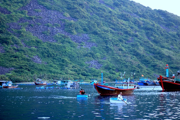 Biển gắn liền với cuộc đời người dân Bích Đầm từ thế hệ này sang thế hệ khác - Ảnh: Bông Mai