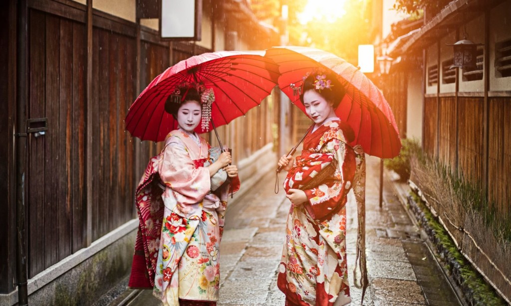 Lệnh cấm chụp ảnh ở nhiều địa điểm: Trước thực trạng có quá nhiều du khách đổ về các điểm tham quan, cố đô Tokyo, nơi có 17 Di sản Thế giới của UNESCO, đã ra lệnh cấm chụp ảnh ở hầu hết khu vực. Nếu từng mơ ước được chụp cùng các geisha và maiko trong bộ kimono kiểu cũ trên con đường lát đá yên tĩnh, thì bạn có thể sẽ muốn suy nghĩ lại các kế hoạch. Quận Gion, nơi duy nhất có sự xuất hiện của hình ảnh trên cũng áp dụng lệnh cấm chụp với khoản tiền phạt lên tới 10.000 yên.