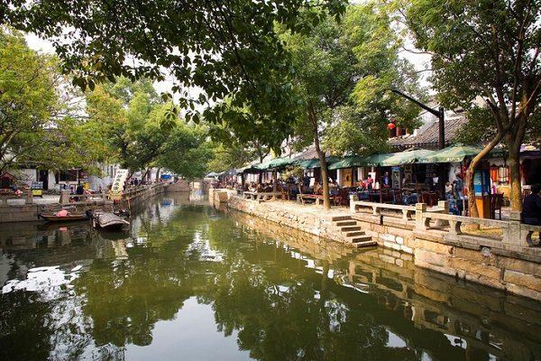 Cách thành phố Tô Châu độ 30 phút đi bằng xe hơi, quý khách sẽ đặt chân đến một trong những thủy trấn nổi tiếng nhất Trung Quốc: Đồng Lý.