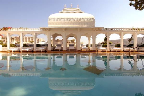 Khách sạn Taj Lake Palace, Ấn Độ Nhiều du khách cho rằng khách sạn được mệnh danh là “Venice ở phương Đông” này xứng đáng là khách sạn nổi có tiếng nhất thế giới, sau khi xuất hiện trong bộ phim Octopussy (Vòi bạch tuộc) về điệp viên 007. Taj Lake Palace là một cung điện trắng nổi bật giữa hồ Pichola, với tầm nhìn rộng khắp khu vực sông nước của thành phố Udaipur.