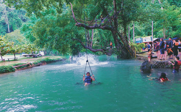 Không chỉ hớp hồn khách du lịch với màu xanh ngọc bích tuyệt đẹp, hồ The Blue Lagoon còn lôi cuốn bởi những trò chơi cảm giác mạnh thú vị. Ảnh: Mai Hương