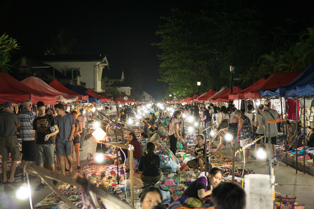 Chợ bắt đầu từ khu vực Wat Mai đến trung tâm thị trấn, trải dài hơn 800 m. Nếu đói, du khách có thể tìm thấy những quầy bán thức ăn trên đường. Tuy nhiên, nếu muốn tìm những món ngon nhất, bạn nên rẽ vào con hẻm gần đó, giữa sông Mekong và đường Sisavangvong. Ảnh: Shutterstock.