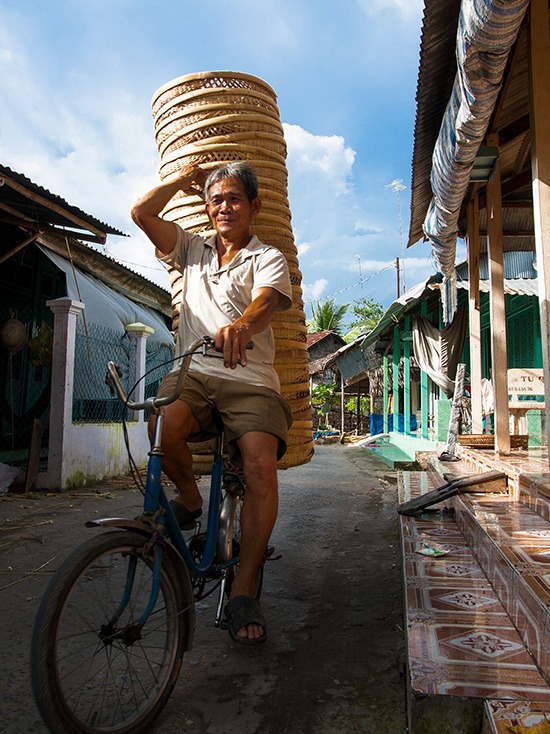 Xóm đan lát thủ công dài hàng cây số cũng là nơi đáng ghé thăm. Chạy xe máy qua cầu Thốt Nốt chừng một kilomet, bạn sẽ đến cầu Trà Uối, rẽ vào đường nhỏ bên trái, đi dọc theo con rạch nhỏ vài trăm mét là tới nơi. Các sản phẩm tại đây chủ yếu là thúng, rổ, sề (sịa).