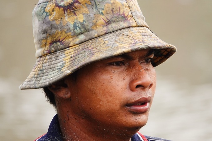 Thanh niên người Khmer - một "tài xế" khỏe khoắn, thấm đẫm mồ hôi khi tham gia điều khiển các chú bò.