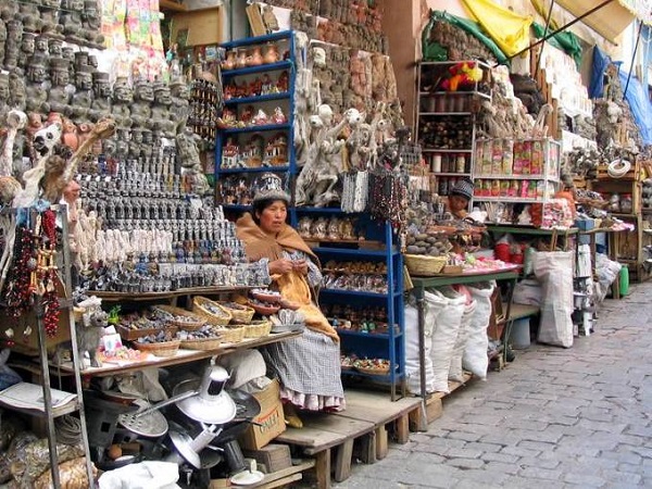 Chợ trưng bày vô số mặt hàng kỳ lạ từ trong các sạp hàng cho tới tràn lan ra vỉa hè, mặt đường. Mercado de las Brujas là khu chợ nằm ở độ cao hơn 3649 m so với mực nước biển thuộc La Paz - thủ đô cao nhất thế giới. Ảnh: boliviahop.