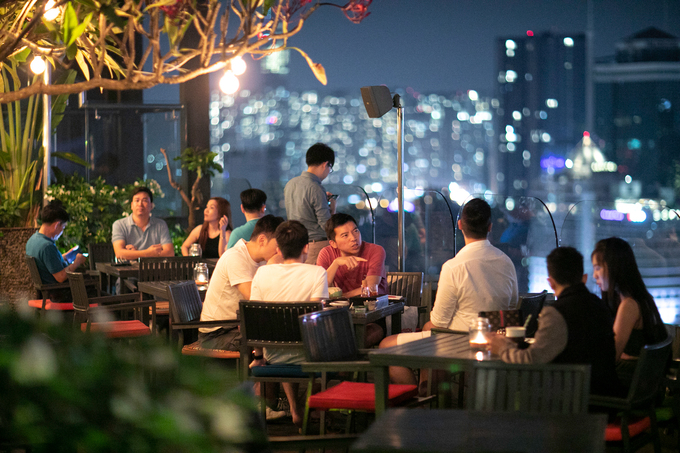 Shri Restaurant & Lounge Đây là nhà hàng, quán cà phê nằm trên tầng cao nhất của một tòa nhà thuộc đường Nguyễn Thị Minh Khai, quận 3, bắt đầu hoạt động từ năm 2010. Nếu không gian bên trong đem lại cho du khách sự lãng mạn và sang trọng, chỗ ngồi bên ngoài lại thoáng mát, dễ chịu. Quán thường xuyên đón những nhóm khách muốn tìm nơi thư giãn và có thể ngắm Sài Gòn về đêm.