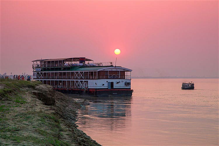 Đi thuyền trên sông Mekong: Mekong là dòng sông dài thứ 12 trên thế giới, là nguồn sống của Đông Nam Á suốt hàng nghìn năm. Ngày này, hai bên bờ sông là những làng chài, ruộng lúa, chợ và thành cổ. Với những du khách ưa thích nhịp điệu chậm rãi, một chuyến đi bằng thuyền trên sông Mekong sẽ đem lại những trải nghiệm khác biệt. Khởi hành từ TP.HCM, tour dài 18 ngày sẽ đưa du khách qua miền Nam Việt Nam tới Phnom Penh và Siem Reap ở Campuchia và Luang Prabang ở Lào.
