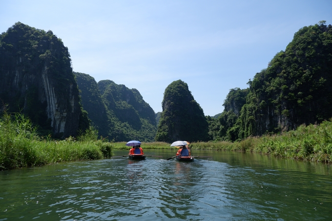 Mỗi nơi có một đặc trưng. Ở Tam Cốc thì du khách được xem các lái đò chèo thuyền bằng chân điêu luyện. Còn ở Tràng An, du khách được thăm nhiều động và điểm du lịch hơn như phim trường Kong, các đền, hang... Tháng 1-3 cao điểm, lúa chín vàng rất đẹp. Tháng 5-7 trời rất nắng nhưng bù lại chụp hình ổn. Tuy nhiên bạn nên đem theo nước uống vì phải ngồi thuyền lâu. Còn mùa mưa nước dâng cao, du khách không thể vào một số hang. Nên xem trước thời tiết để linh động.