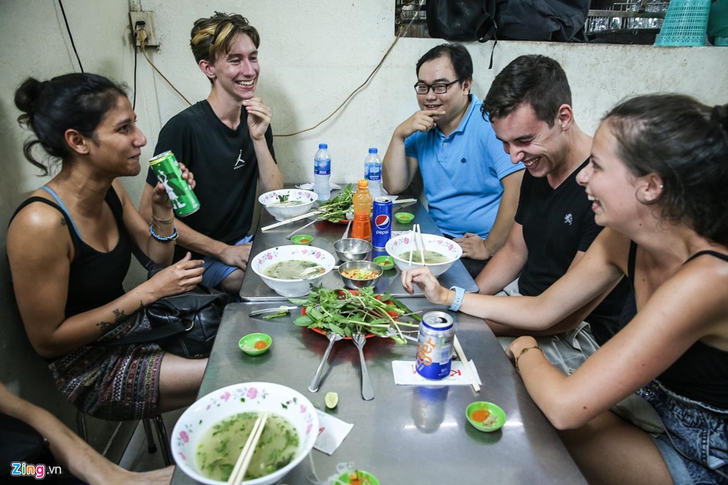 Tuy nhiên, theo chia sẻ của một hướng dẫn viên du lịch, du khách nước ngoài vẫn rất thích thú với các món ăn ở Kỳ Đồng. "Chúng tôi vừa đi qua nhiều tỉnh phía bắc và giờ đến Sài Gòn, nhưng họ đều tỏ ra ấn tượng với phở gà Kỳ Đồng", anh cho biết.